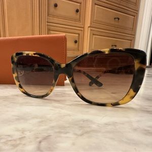 Tory Burch tortishell sunglasses 🕶️